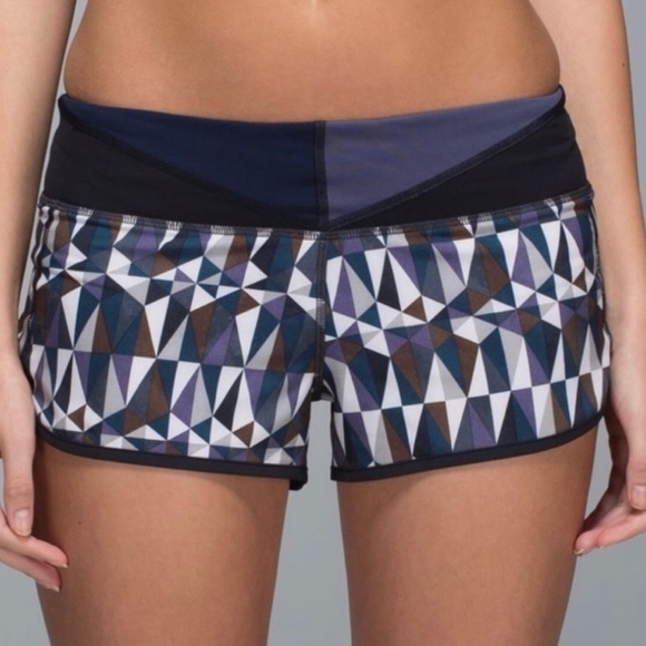 Lululemon Hot Cheeks Quilted Shorts Womens sz 8 Stained Glass Love Black